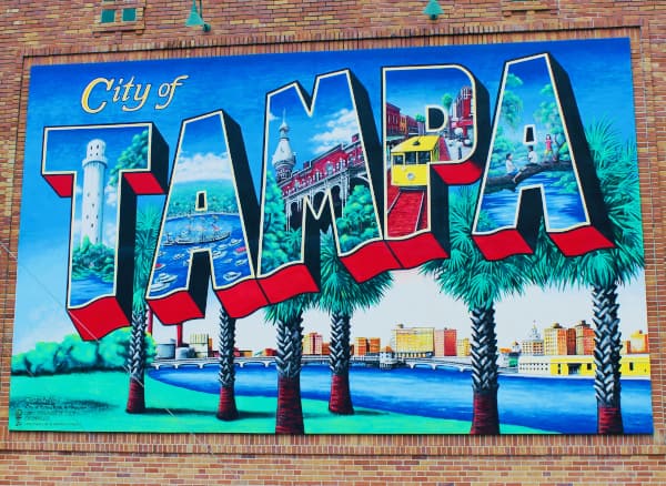 Muro con un grafiti de la ciudad de Tampa.