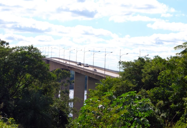 Puente sobre el río Paraguay.