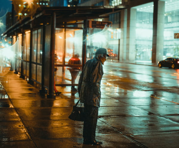 Hombre parado esperando el autobús en Indianápolis