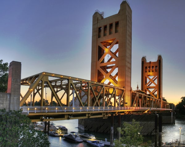 Imagen de un puente de la ciudad de Sacramento