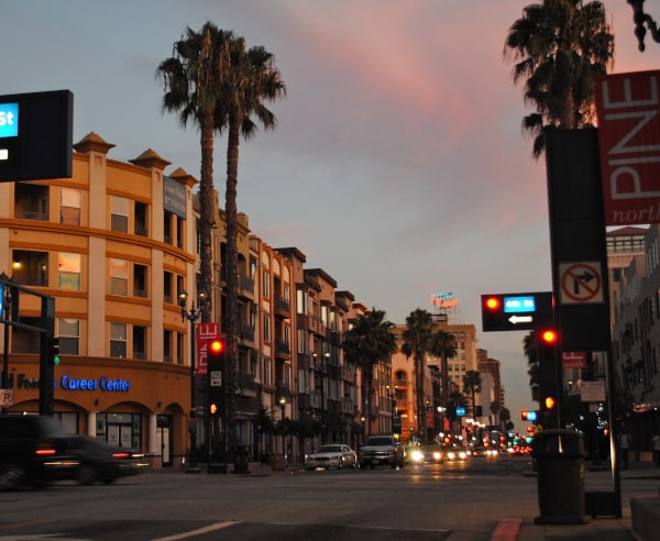 Una de las calles más concurridas de Long Beach